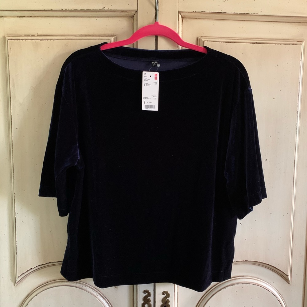 🆕 Uniqlo velour top